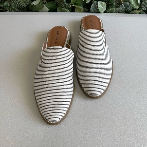 INDIGO RD Women Ivory Black Striped
Canvas Flats Mules size 8 - Picture 7 of 11